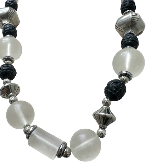 VINTAGE CHUNKY CLEAR, BLACK & SILVER TONE BEADS STATEMENT NECKLACE - Picture 9 of 16